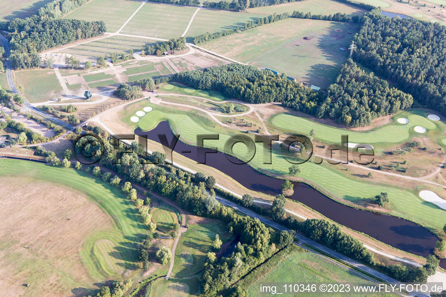 Luftaufnahme von Gelände des Golfplatz Green Eagle Golf Courses in Winsen (Luhe) im Bundesland Niedersachsen, Deutschland