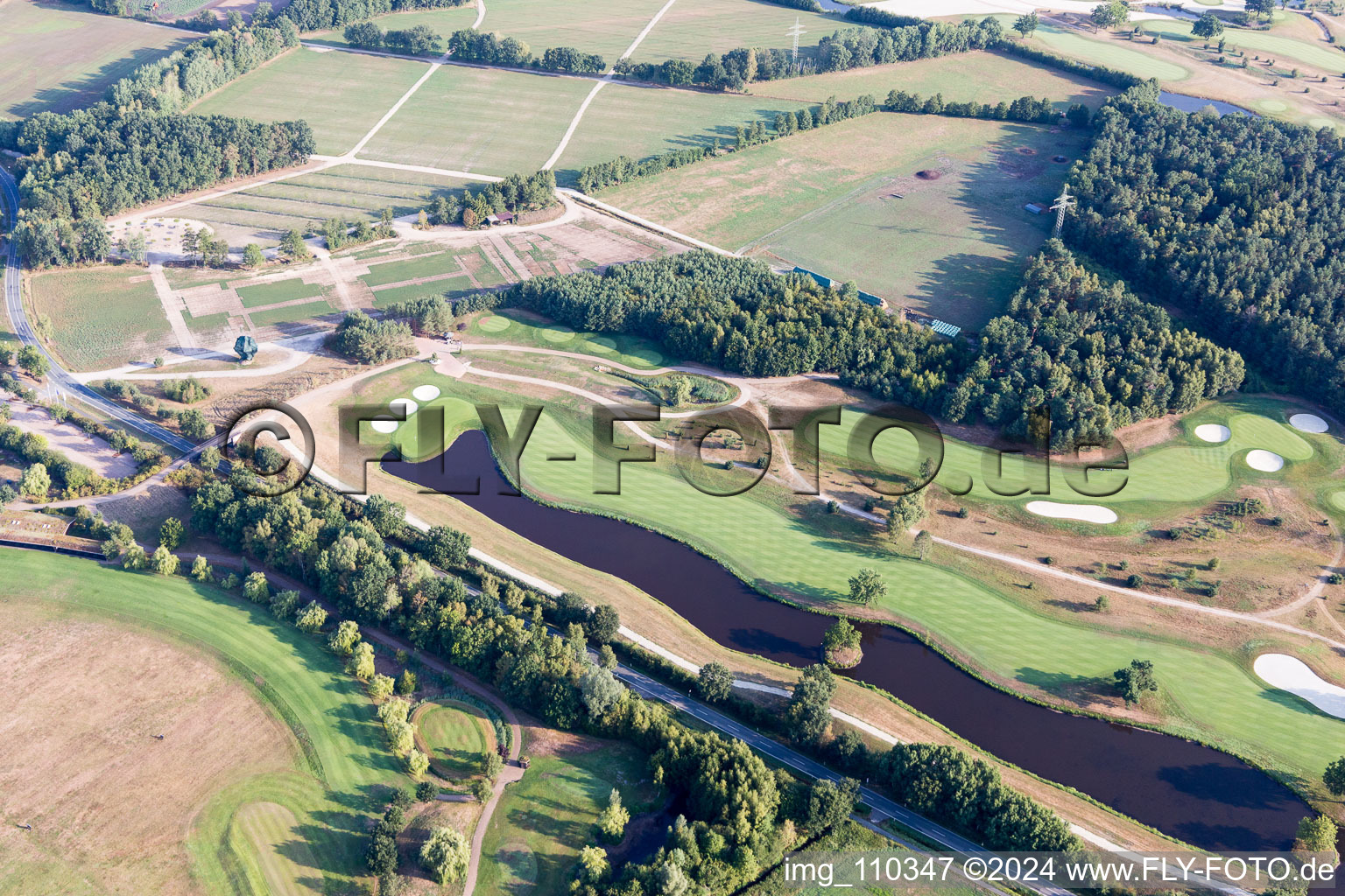 Schrägluftbild von Gelände des Golfplatz Green Eagle Golf Courses in Winsen (Luhe) im Bundesland Niedersachsen, Deutschland