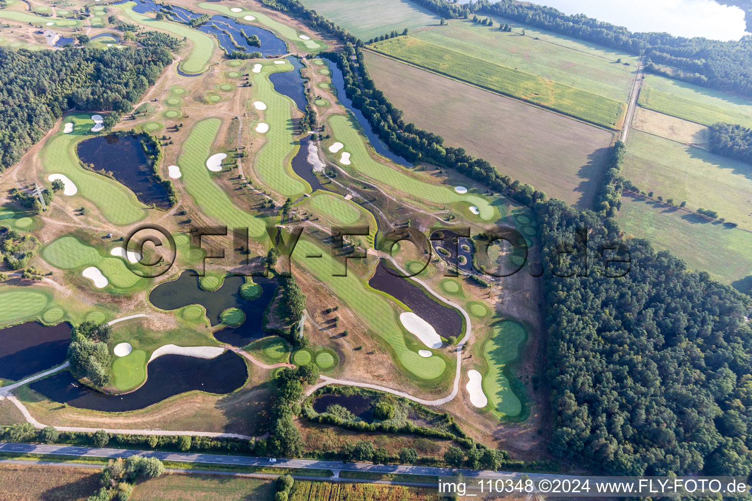 Gelände des Golfplatz Green Eagle Golf Courses in Winsen (Luhe) im Bundesland Niedersachsen, Deutschland von oben