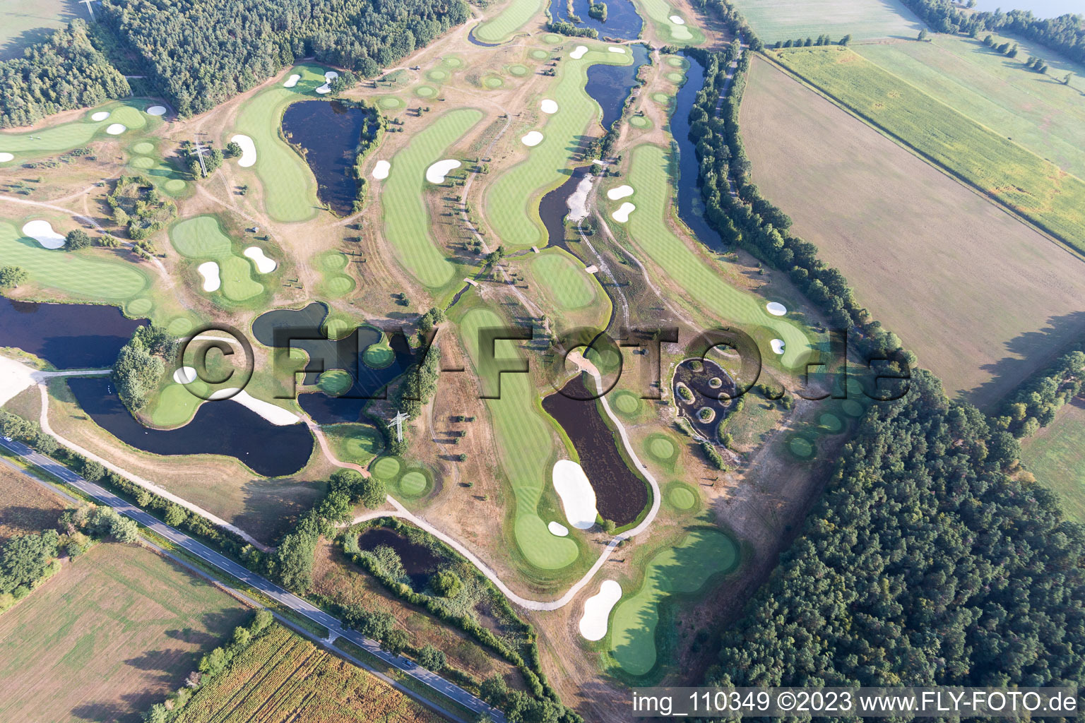 Gelände des Golfplatz Green Eagle Golf Courses in Winsen (Luhe) im Bundesland Niedersachsen, Deutschland aus der Luft