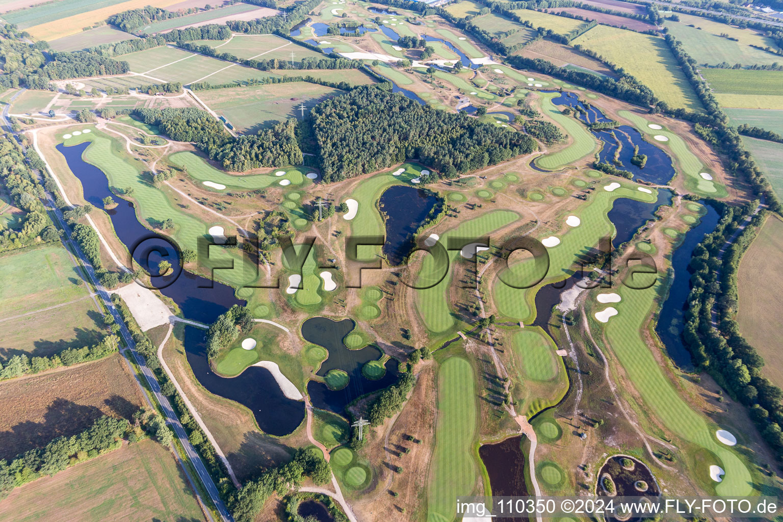 Gelände des Golfplatz Green Eagle Golf Courses in Winsen (Luhe) im Bundesland Niedersachsen, Deutschland von oben gesehen