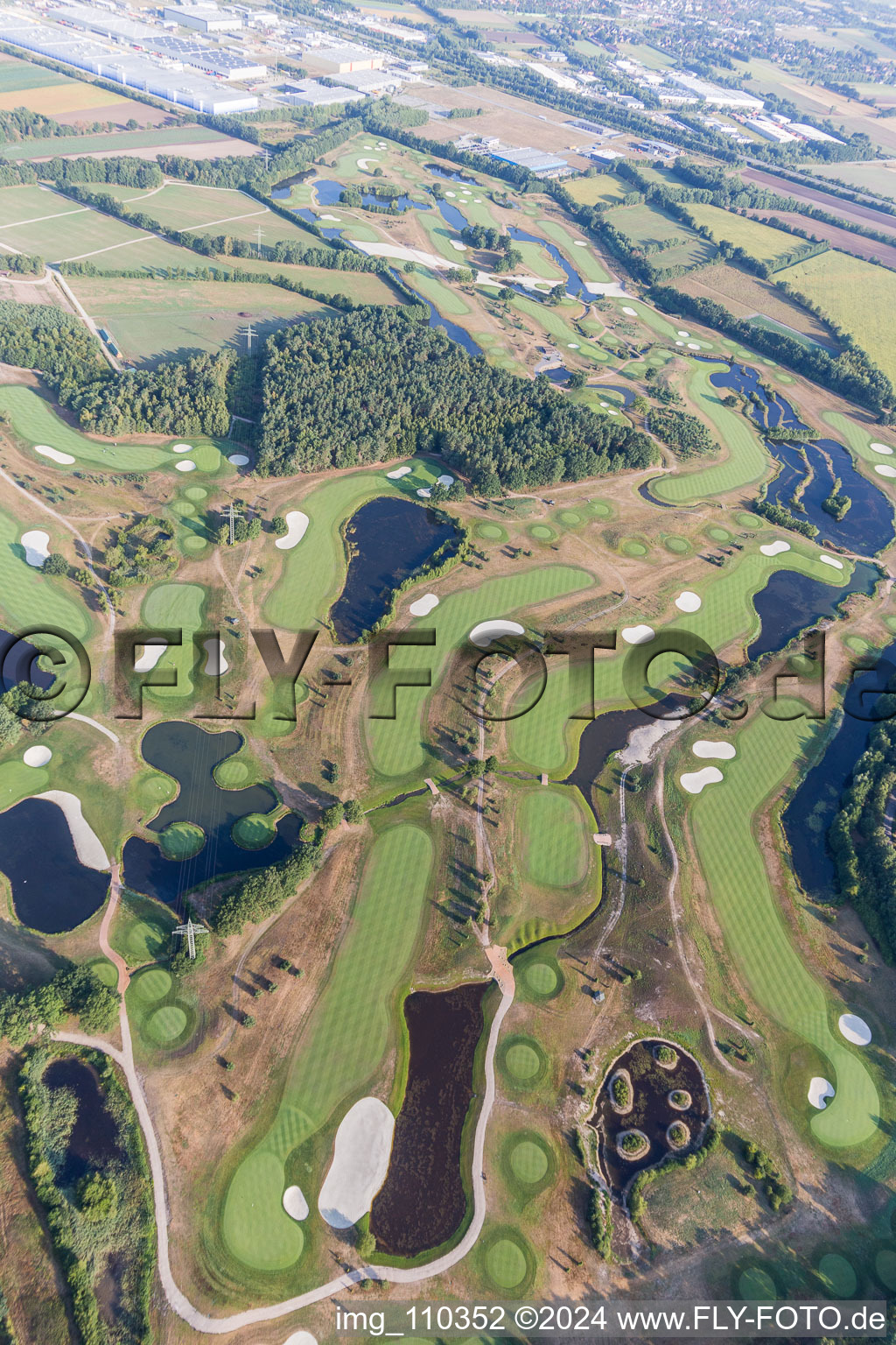 Gelände des Golfplatz Green Eagle Golf Courses in Winsen (Luhe) im Bundesland Niedersachsen, Deutschland vom Flugzeug aus