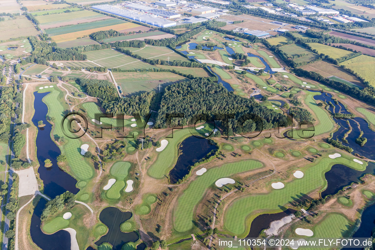 Gelände des Golfplatz Green Eagle Golf Courses in Winsen (Luhe) im Bundesland Niedersachsen, Deutschland aus der Vogelperspektive