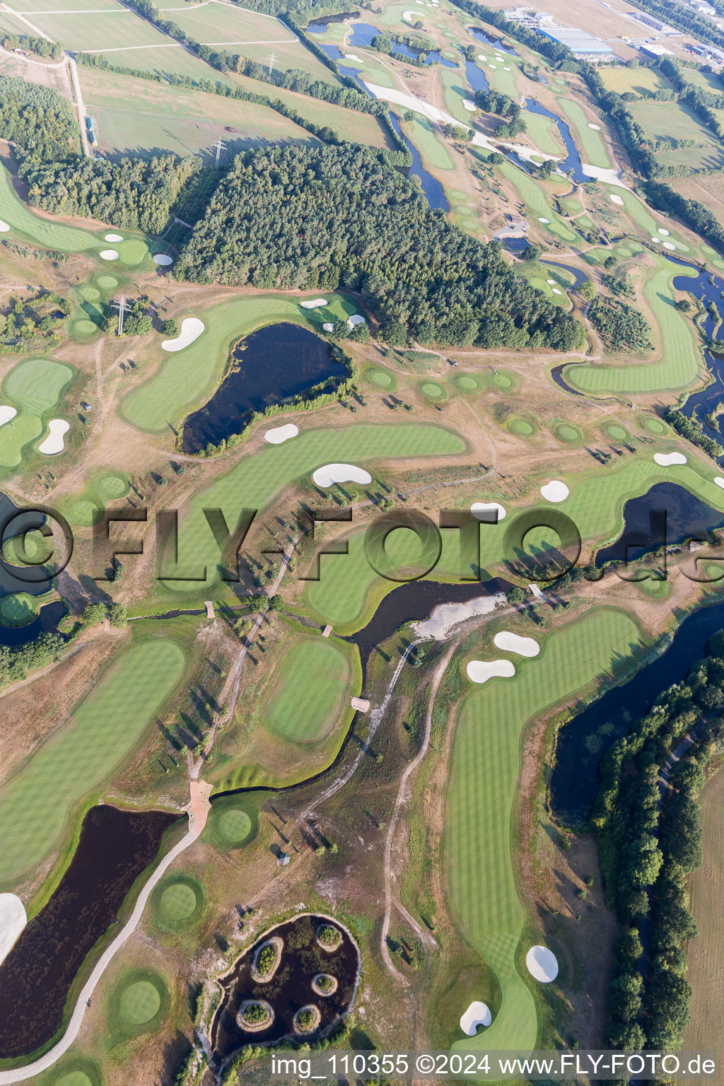 Gelände des Golfplatz Green Eagle Golf Courses in Winsen (Luhe) im Bundesland Niedersachsen, Deutschland aus der Luft betrachtet
