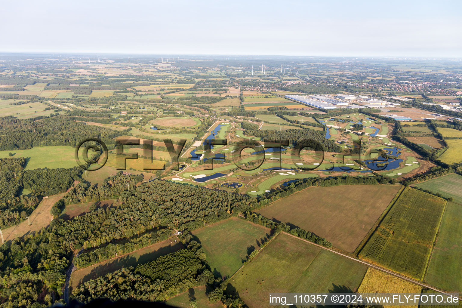 Drohnenaufname von Gelände des Golfplatz Green Eagle Golf Courses in Winsen (Luhe) im Bundesland Niedersachsen, Deutschland