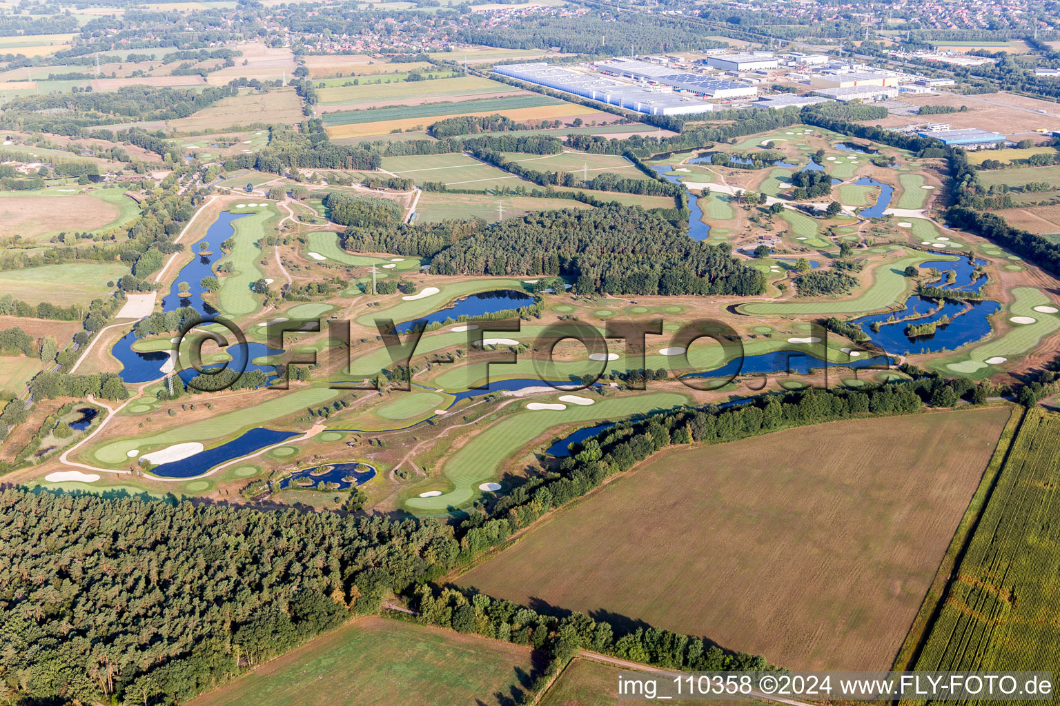 Drohnenbild von Gelände des Golfplatz Green Eagle Golf Courses in Winsen (Luhe) im Bundesland Niedersachsen, Deutschland