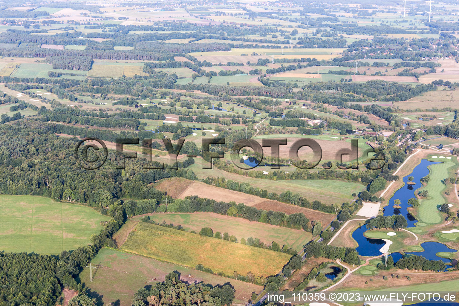 Gelände des Golfplatz Green Eagle Golf Courses in Winsen (Luhe) im Bundesland Niedersachsen, Deutschland aus der Drohnenperspektive