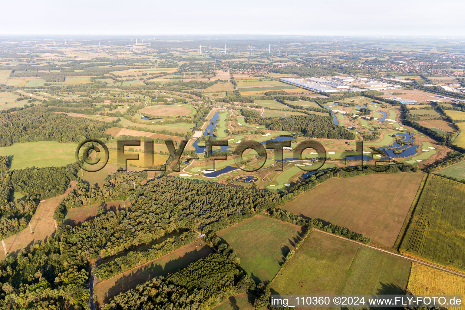 Gelände des Golfplatz Green Eagle Golf Courses in Winsen (Luhe) im Bundesland Niedersachsen, Deutschland von einer Drohne aus