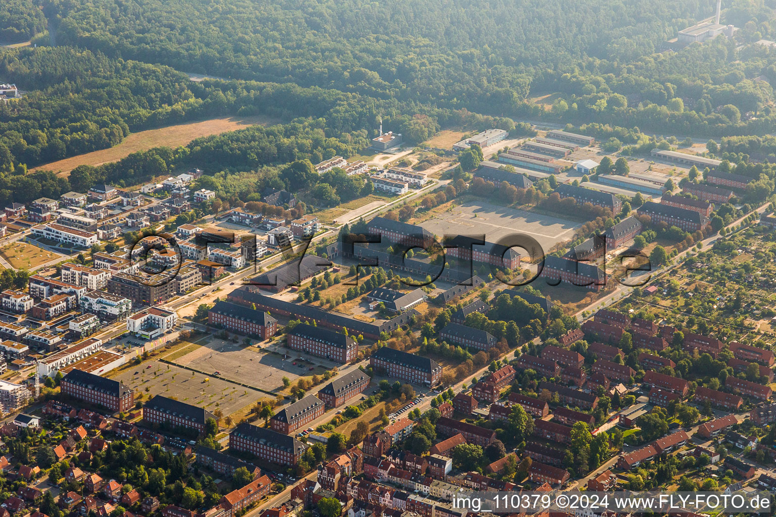 Luftaufnahme von Gebäudekomplex der ehemaligen Militär- Kaserne zwischen Wismarer und Lübecker Straße in Lüneburg im Bundesland Niedersachsen, Deutschland