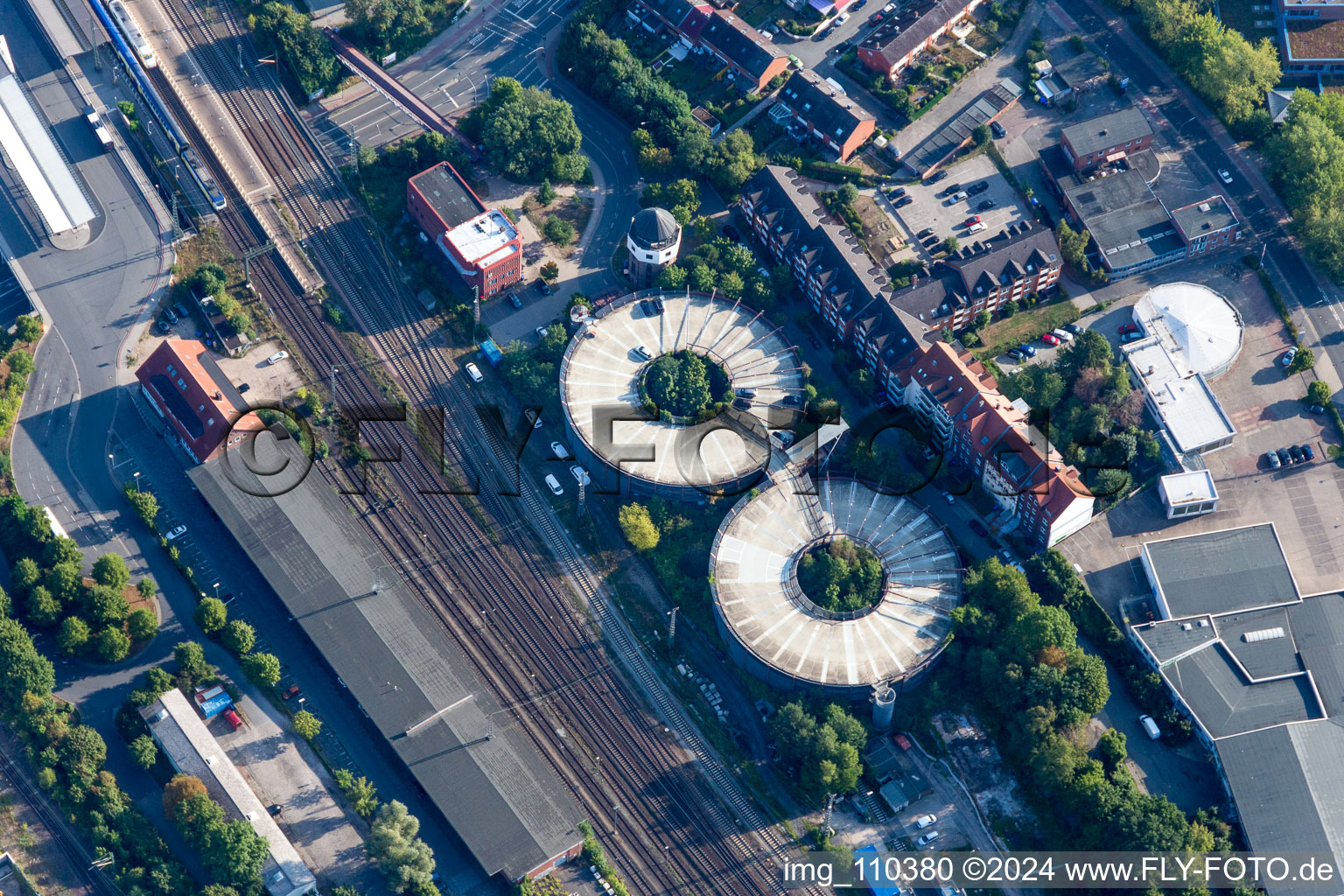 Luftbild von Rundes, doppeltes Parkdeck auf dem Gebäude des Parkhauses Parkhaus am Bahnhof in Lüneburg im Bundesland Niedersachsen, Deutschland
