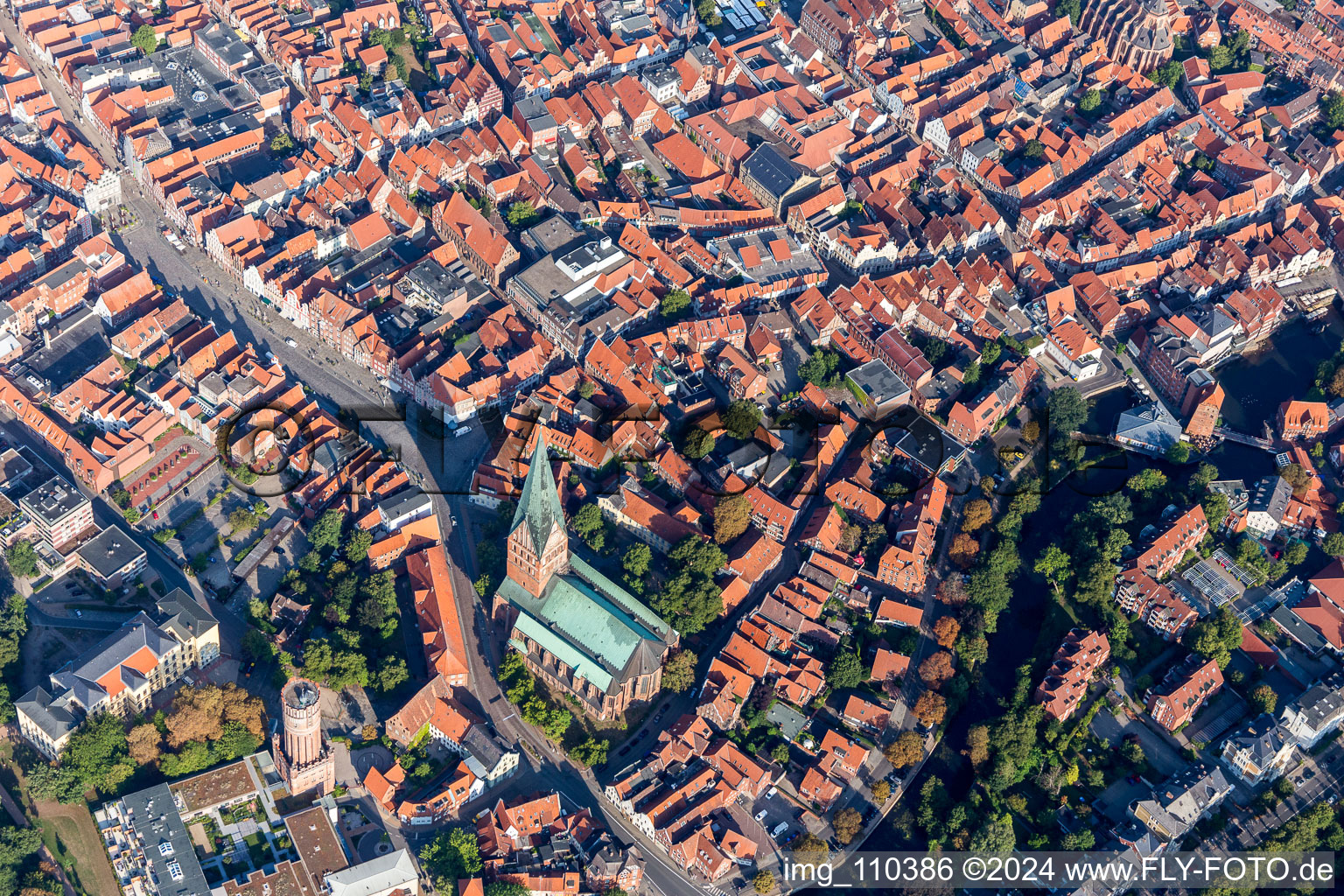 Luftaufnahme von Kirchengebäude der St. Johanniskirche im Altstadt- Zentrum der Innenstadt in Lüneburg im Bundesland Niedersachsen, Deutschland