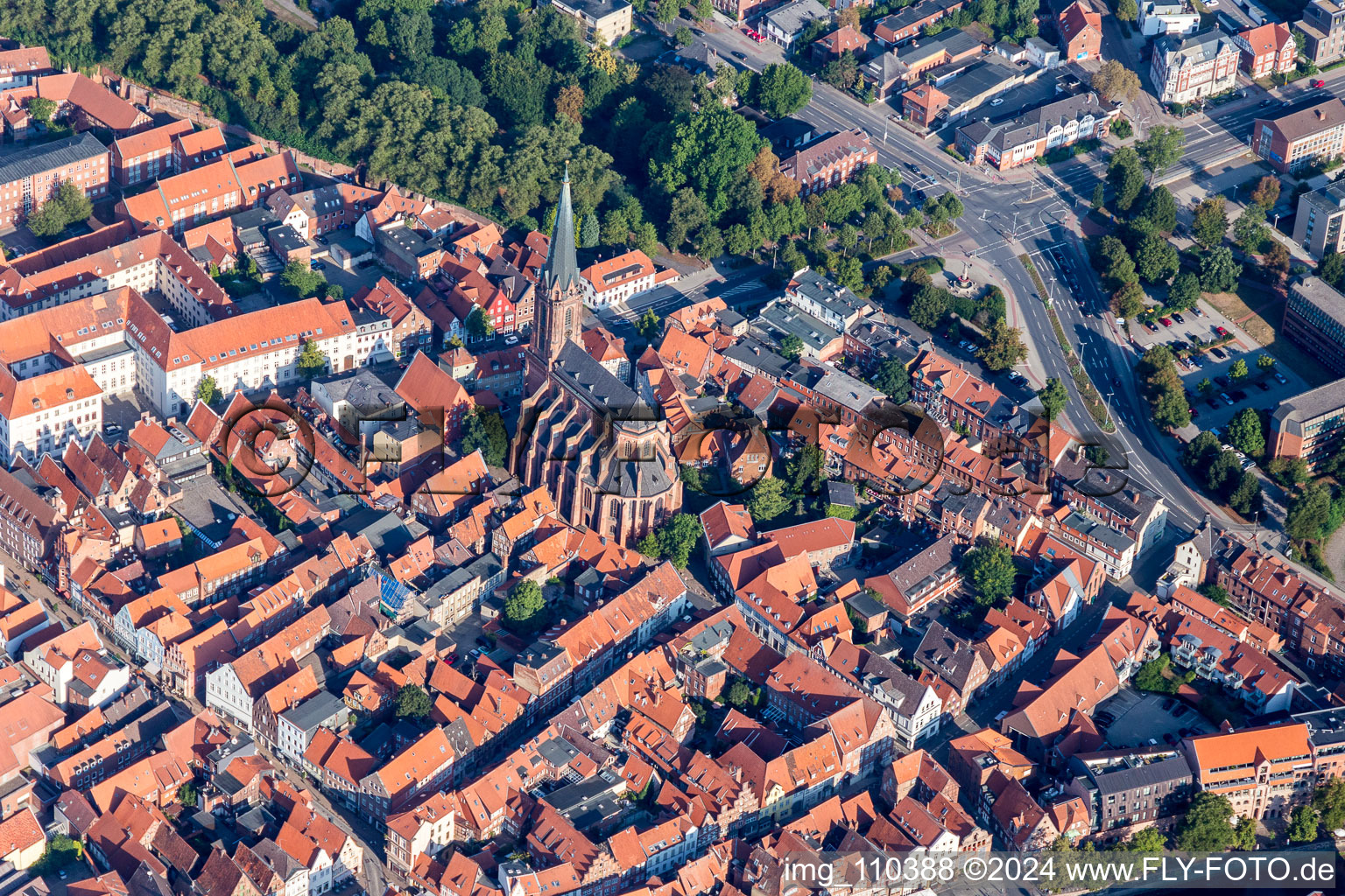 Luftbild von Kirchengebäude St. Nicolai im Altstadt- Zentrum der Innenstadt in Lüneburg im Bundesland Niedersachsen, Deutschland