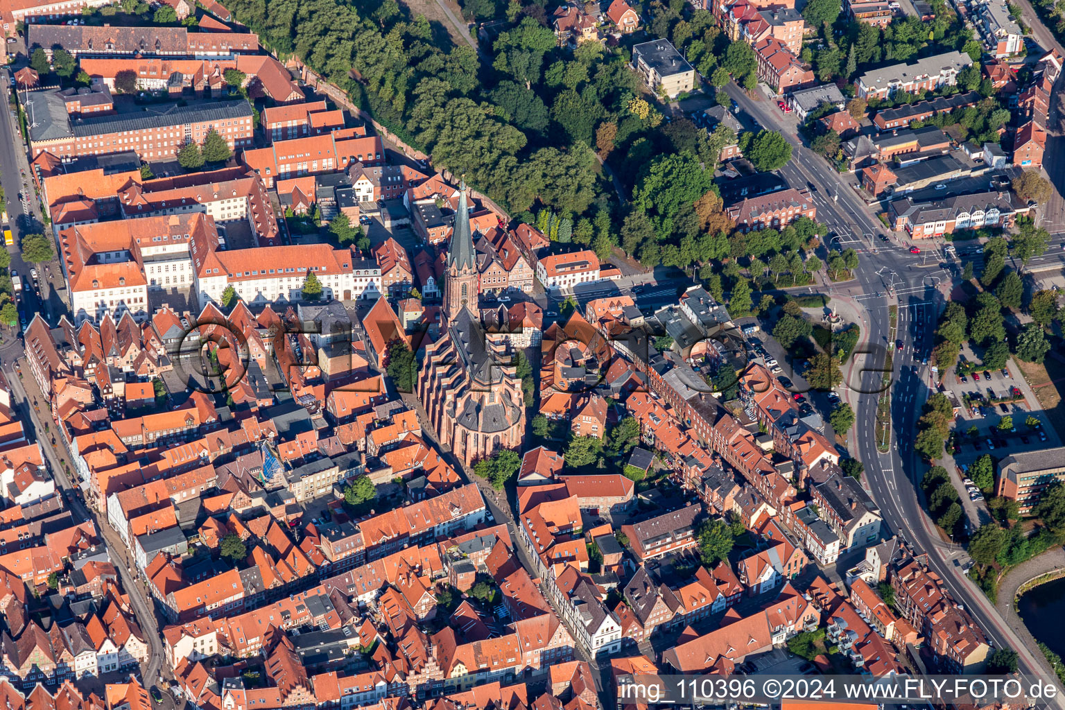 Luftaufnahme von Kirchengebäude St. Nicolai im Altstadt- Zentrum der Innenstadt in Lüneburg im Bundesland Niedersachsen, Deutschland