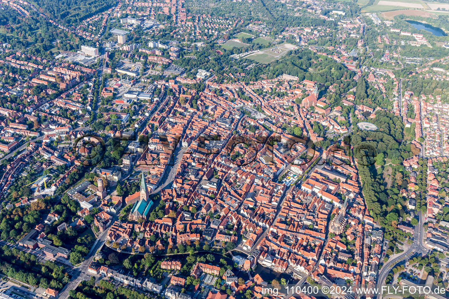 Luftbild von Altstadtbereich und Innenstadtzentrum in Lüneburg im Bundesland Niedersachsen, Deutschland