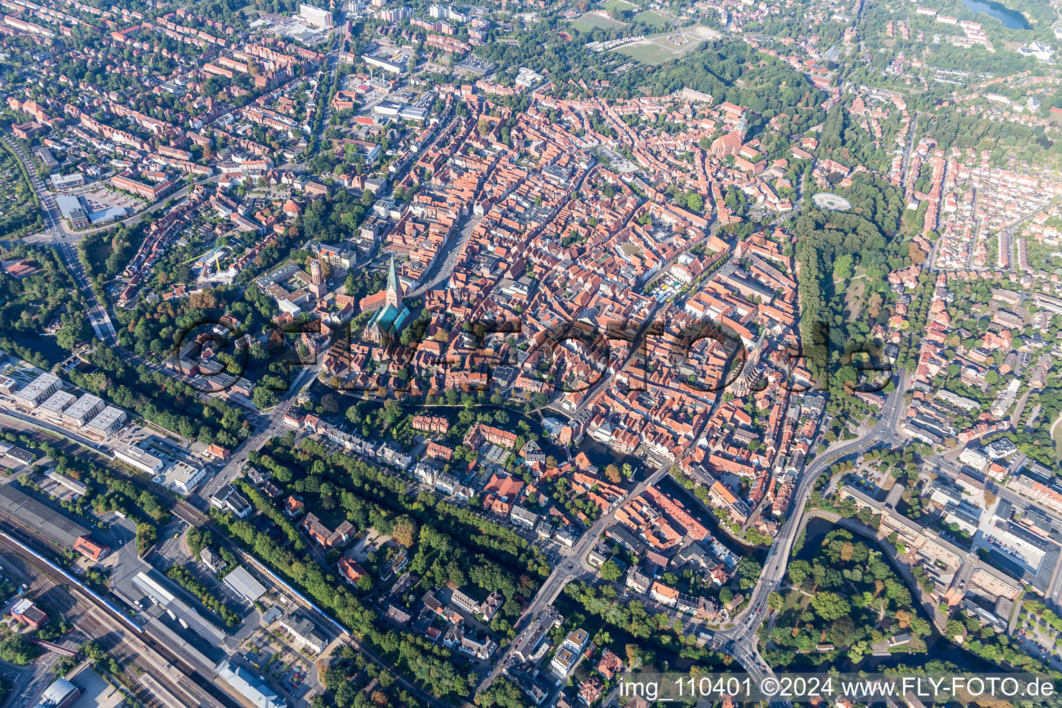 Luftaufnahme von Altstadtbereich und Innenstadtzentrum in Lüneburg im Bundesland Niedersachsen, Deutschland