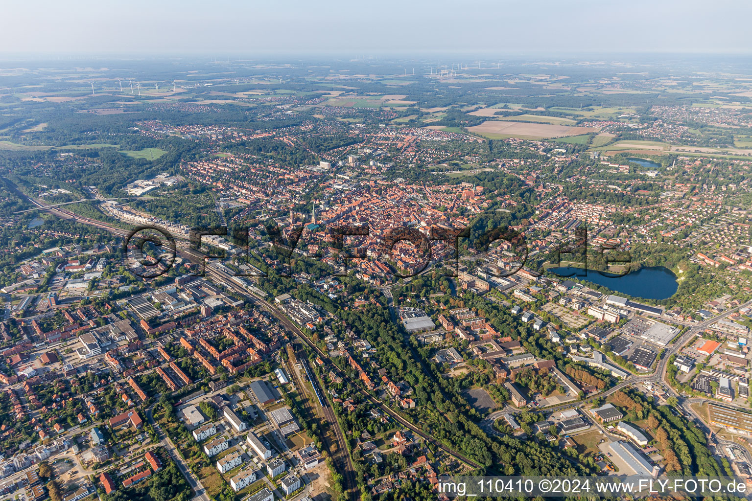 Stadtansicht am Ufer des Flußverlaufes der Illmenau in Lüneburg im Bundesland Niedersachsen, Deutschland