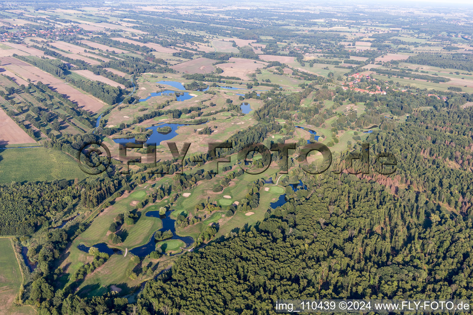 Gelände des Golfplatz Golfanlage Schloss Lüdersburg in Lüdersburg im Bundesland Niedersachsen, Deutschland