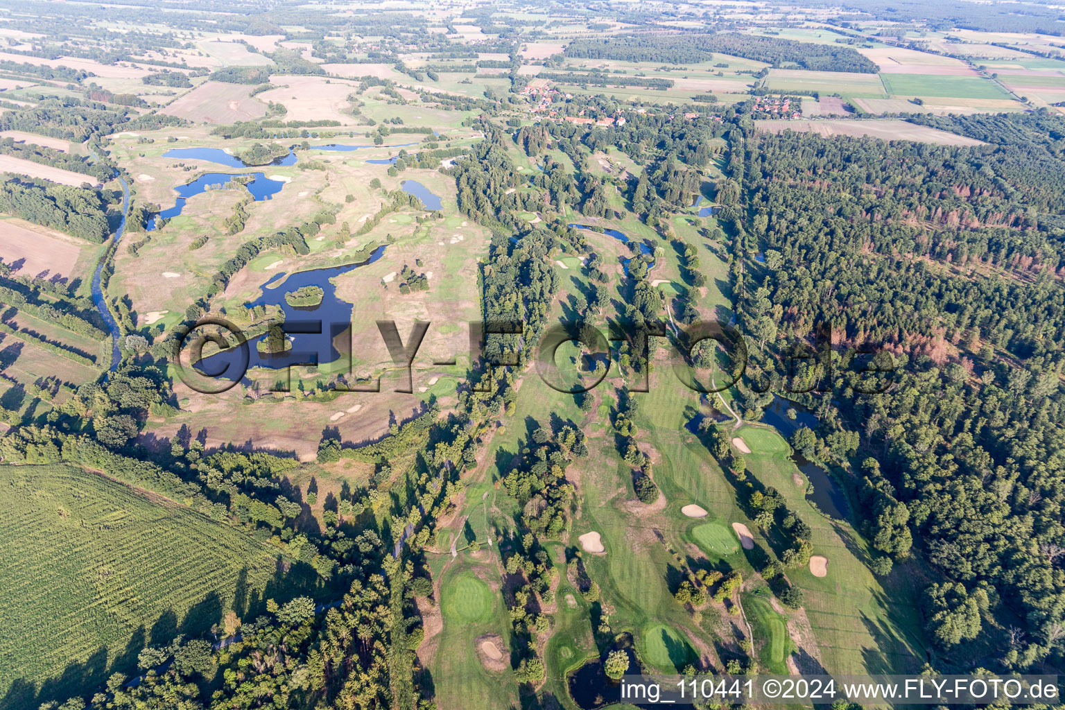 Luftbild von Gelände des Golfplatz Golfanlage Schloss Lüdersburg in Lüdersburg im Bundesland Niedersachsen, Deutschland