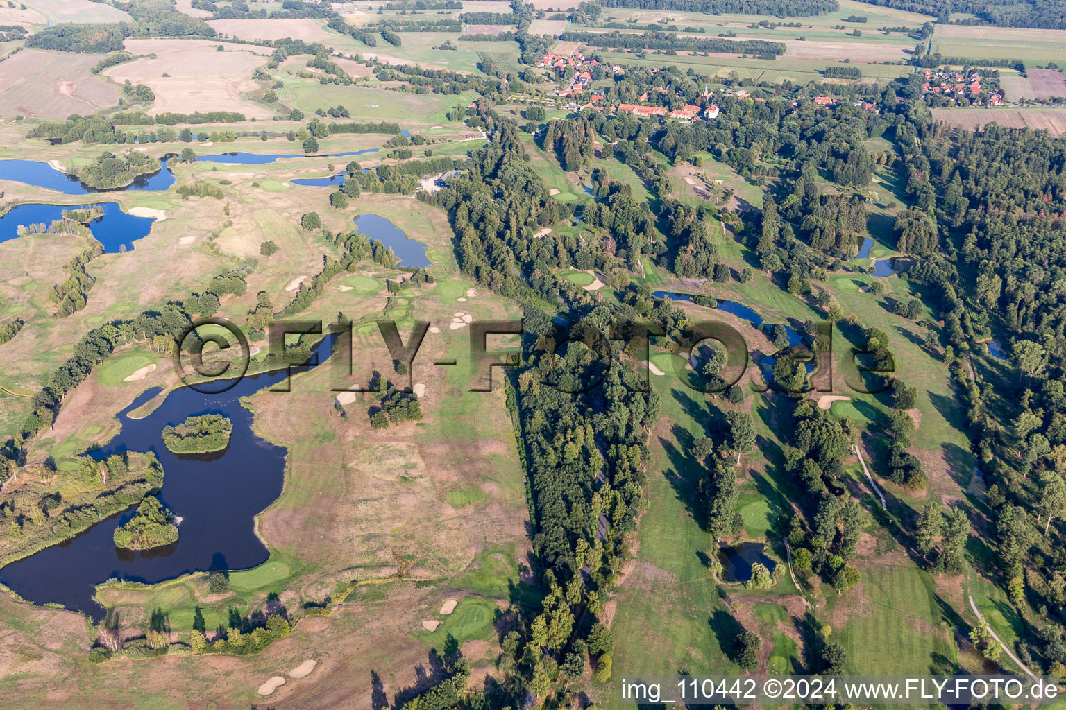Luftaufnahme von Gelände des Golfplatz Golfanlage Schloss Lüdersburg in Lüdersburg im Bundesland Niedersachsen, Deutschland