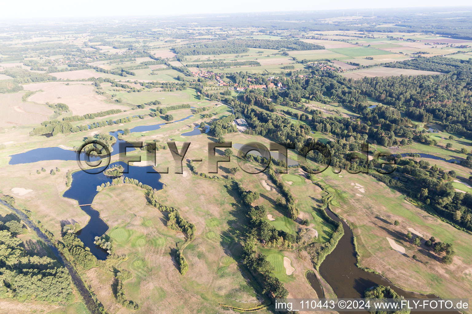 Schrägluftbild von Gelände des Golfplatz Golfanlage Schloss Lüdersburg in Lüdersburg im Bundesland Niedersachsen, Deutschland