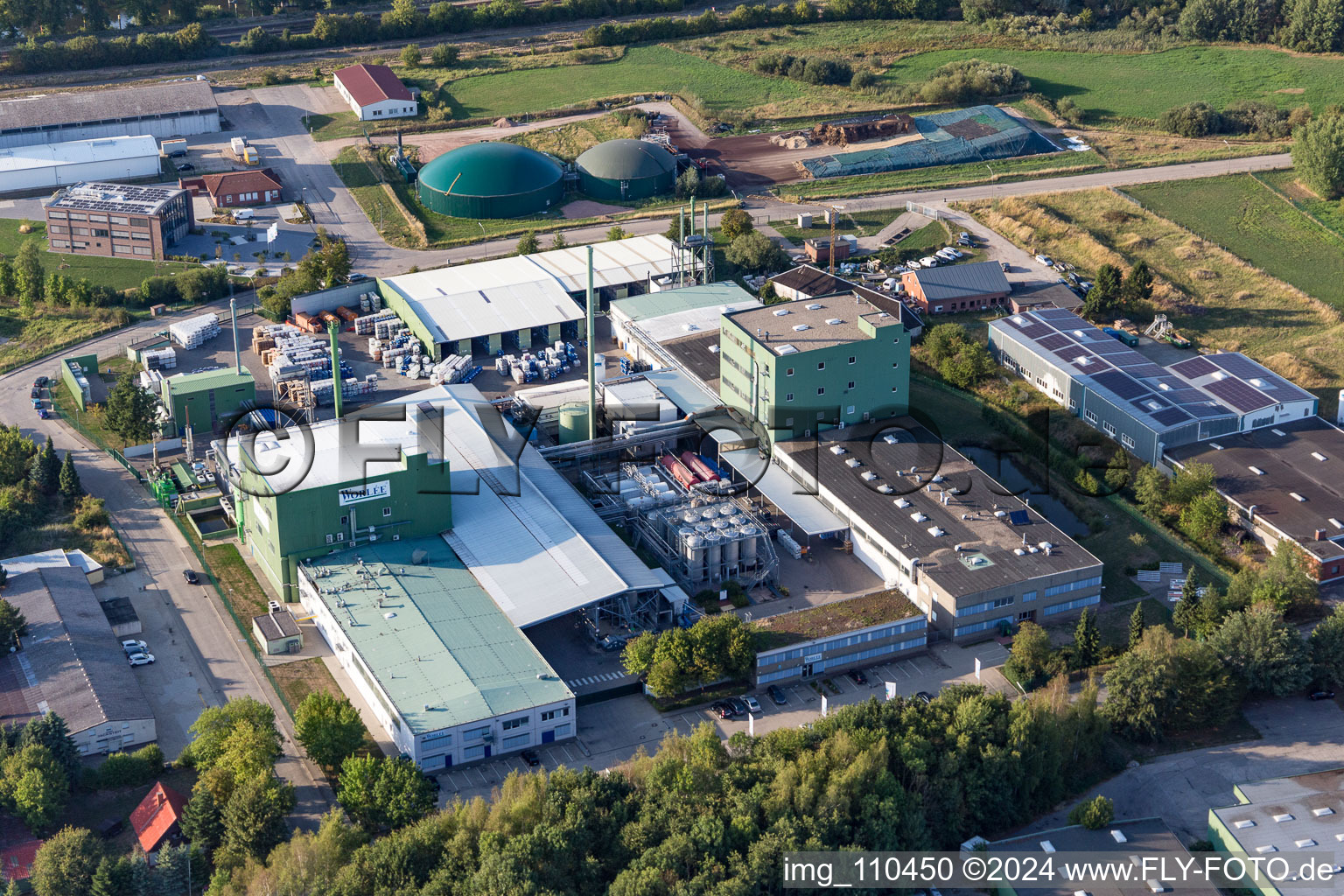 Gebäude und Produktionshallen auf dem Werksgelände des Chemieproduzenten Worlée-Chemie GmbH in Lauenburg/Elbe im Bundesland Schleswig-Holstein, Deutschland