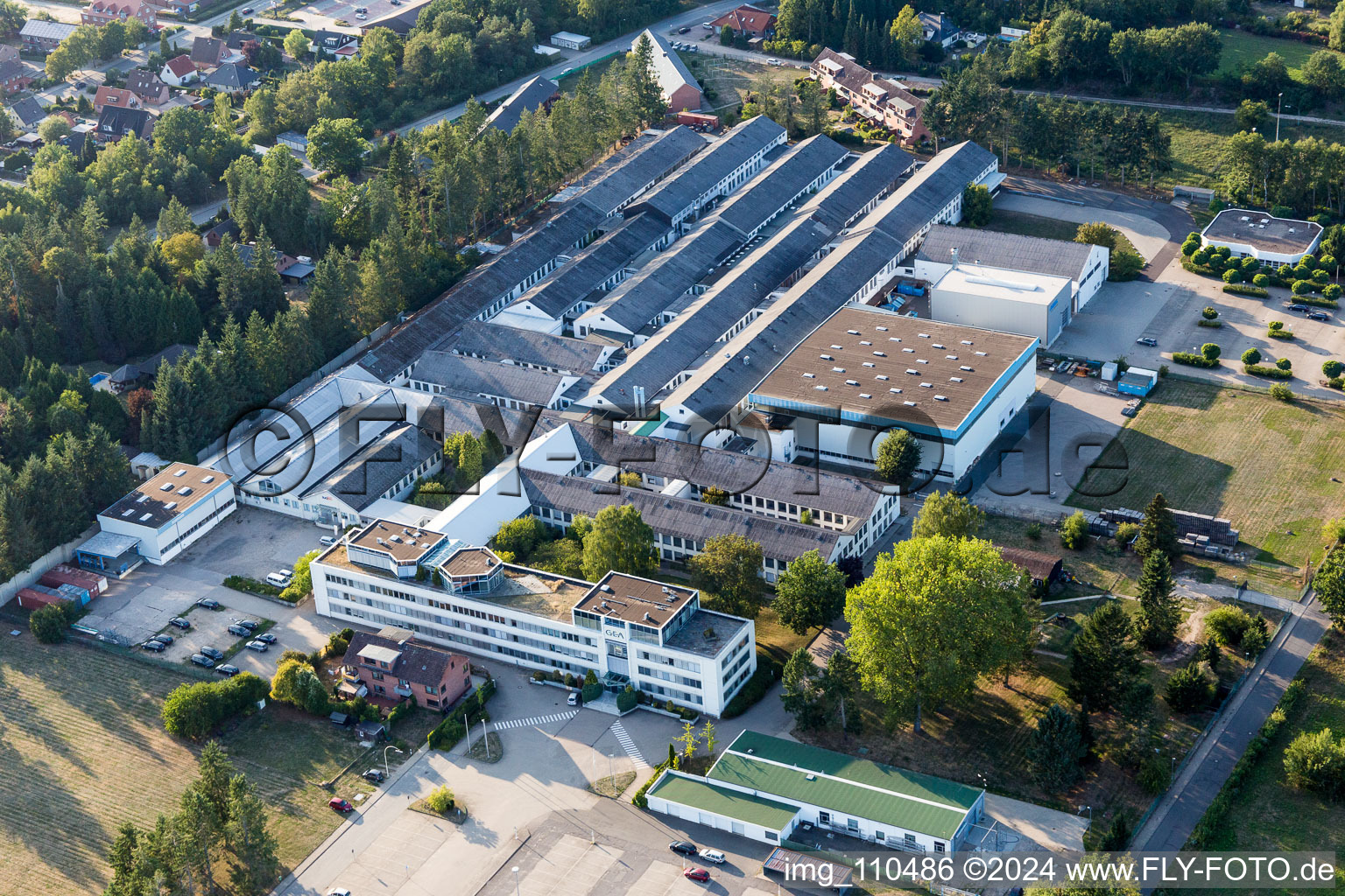 Gebäude und Produktionshallen auf dem Werksgelände der Brauerei GEA Brewery Systems GmbH Huppmann Tuchenhagen in Büchen im Bundesland Schleswig-Holstein, Deutschland