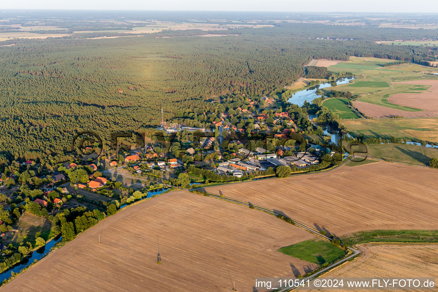 Dorf - Ansicht am Rande von landwirtschaftlichen Feldern und Nutzflächen in Zeetze im Bundesland Niedersachsen, Deutschland