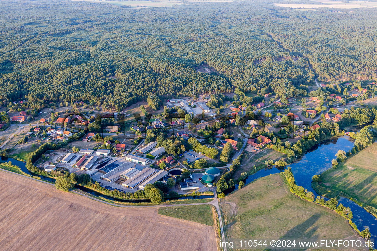 Luftbild von Dorfkern an den Fluß- Uferbereichen der Krainke in Amt Neuhaus im Bundesland Niedersachsen, Deutschland