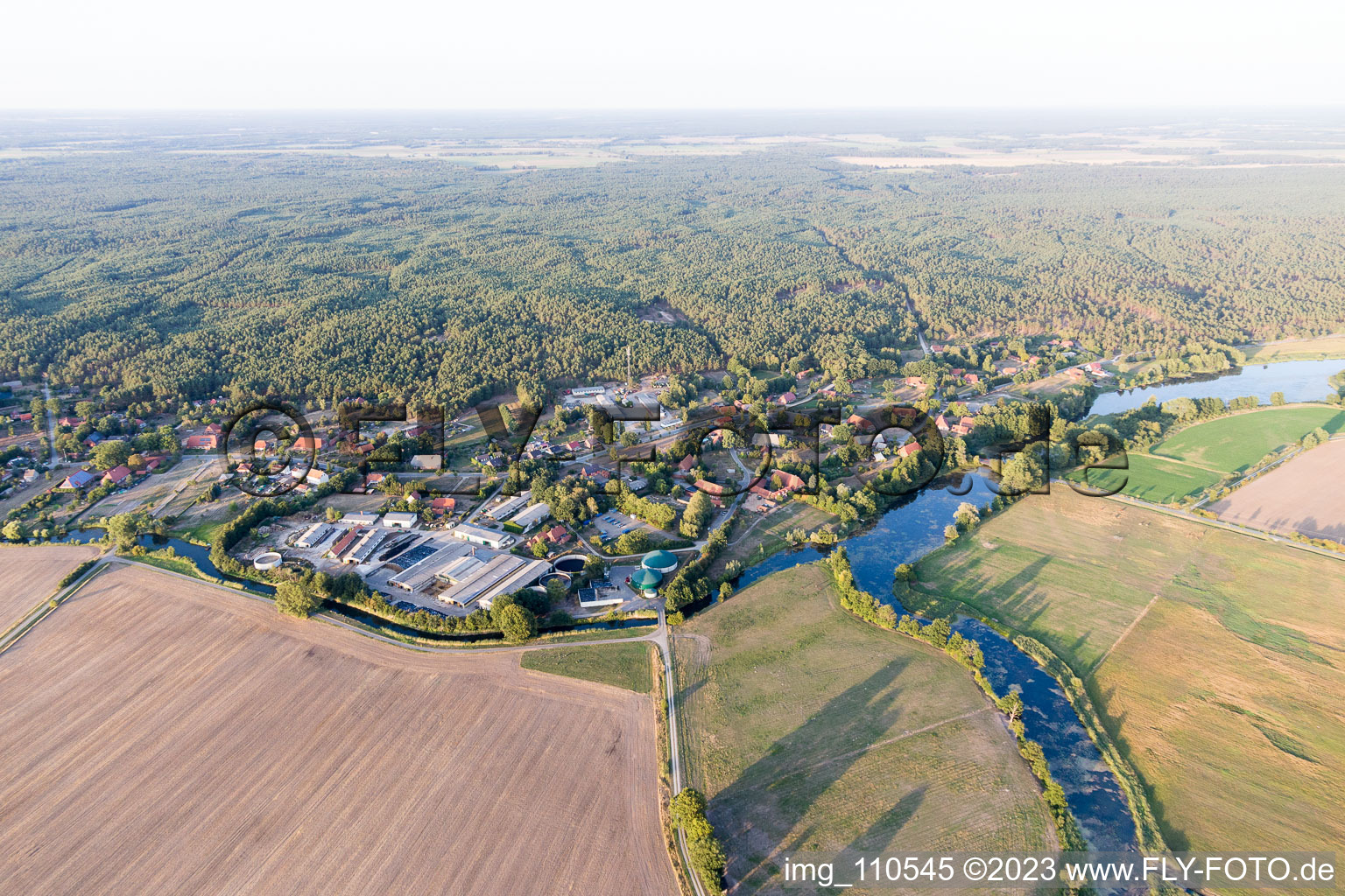 Luftaufnahme von Dorfkern an den Fluß- Uferbereichen der Krainke in Amt Neuhaus im Bundesland Niedersachsen, Deutschland