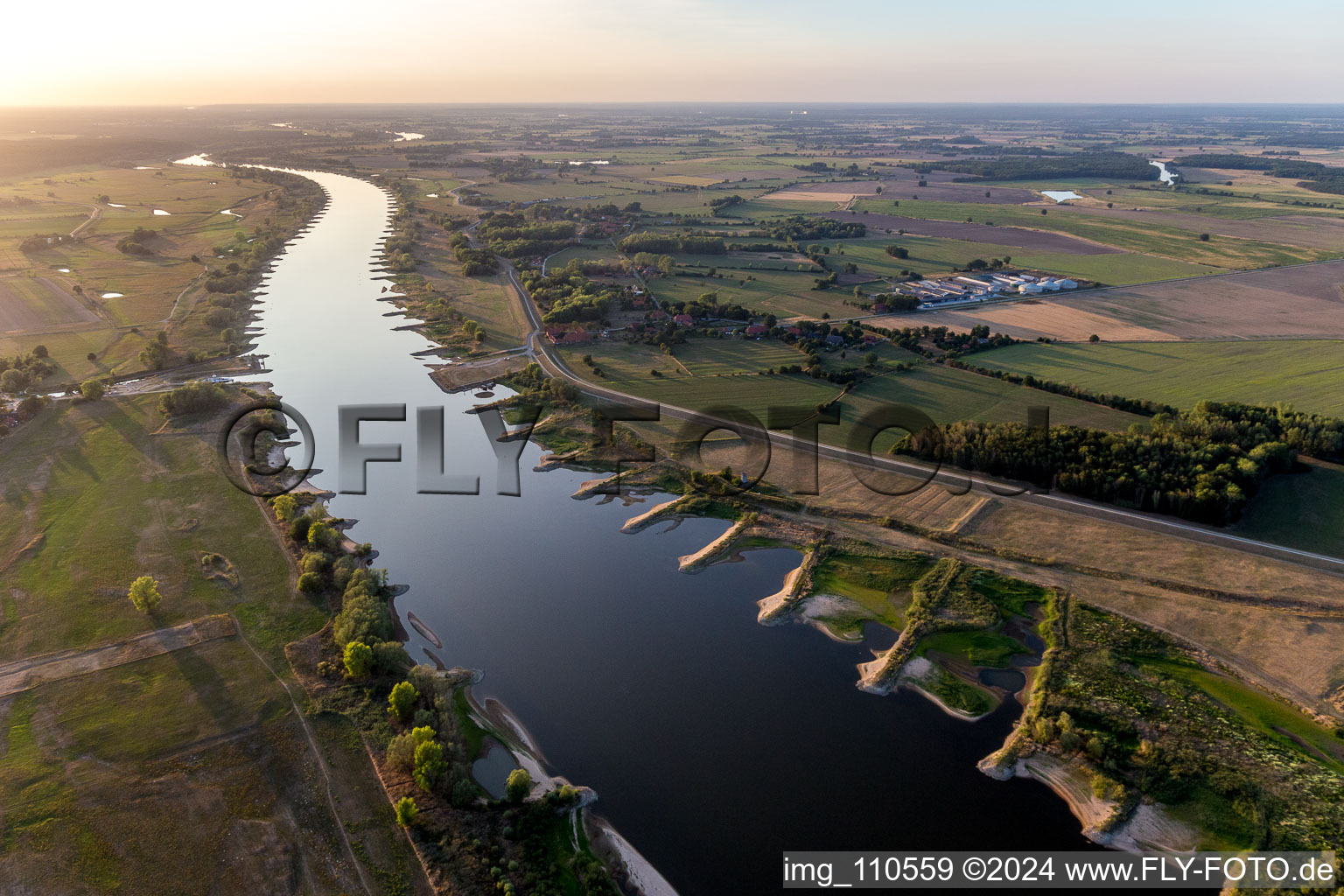 Uferbereiche mit durch Niedrig- Wasser- Pegel freigelegten Flußbett der Elbe in Darchau im Bundesland Niedersachsen, Deutschland