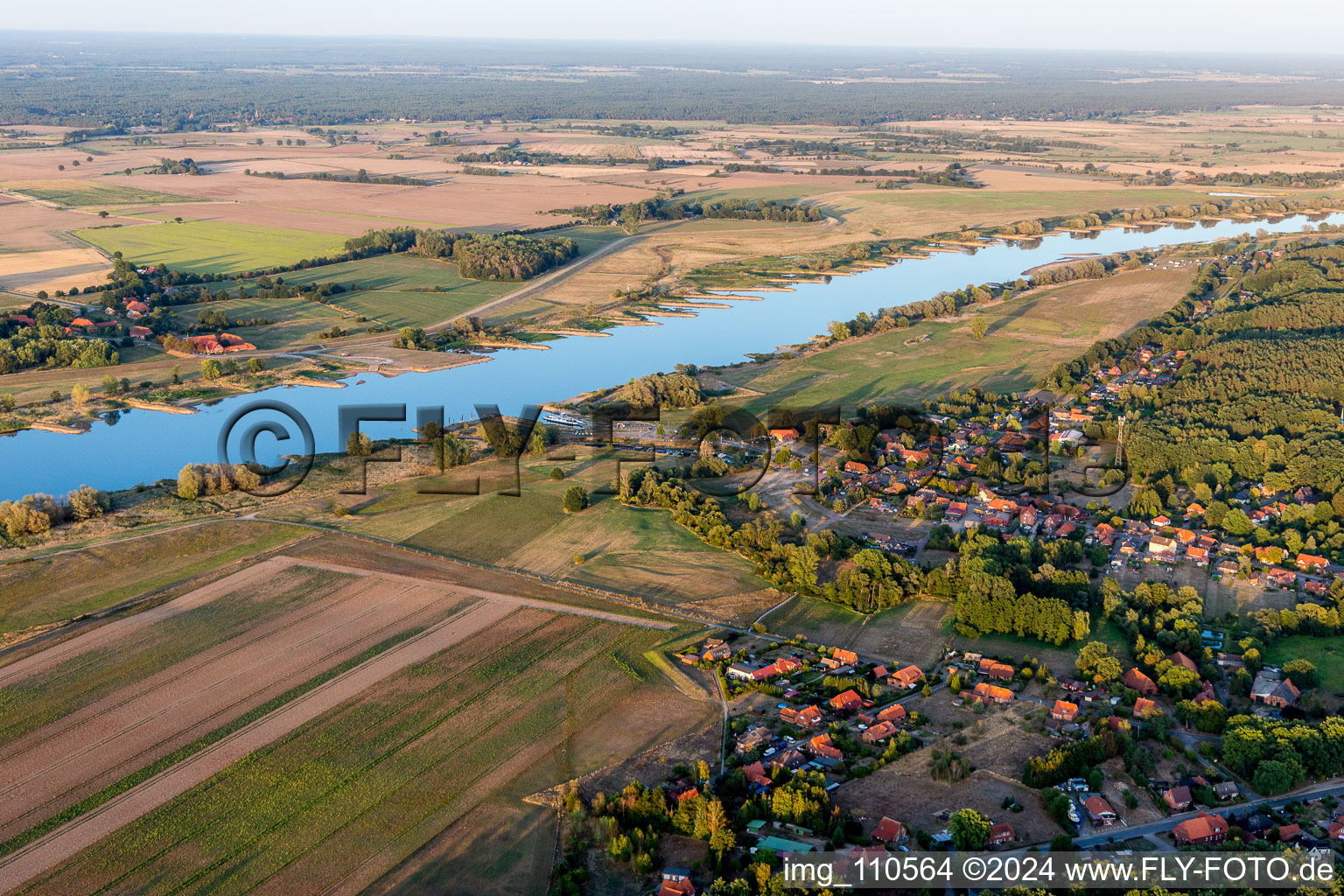 Dorfkern an den Fluß- Uferbereichen der Elbe in Neu Darchau im Bundesland Niedersachsen, Deutschland