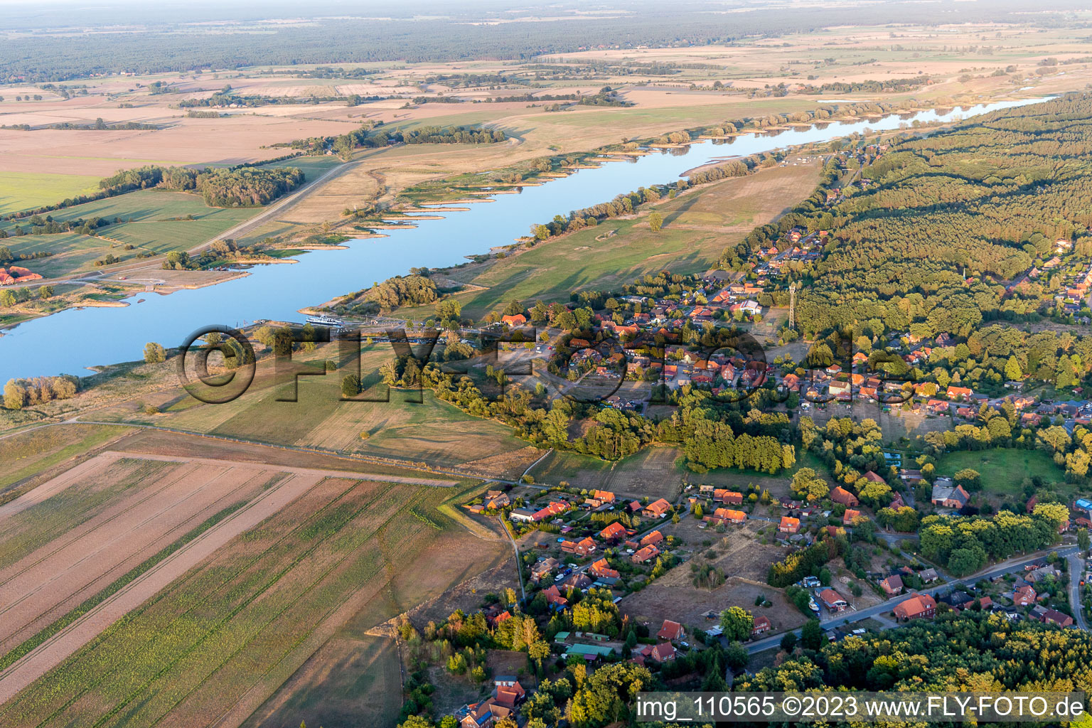 Luftbild von Dorfkern an den Fluß- Uferbereichen der Elbe in Neu Darchau im Bundesland Niedersachsen, Deutschland