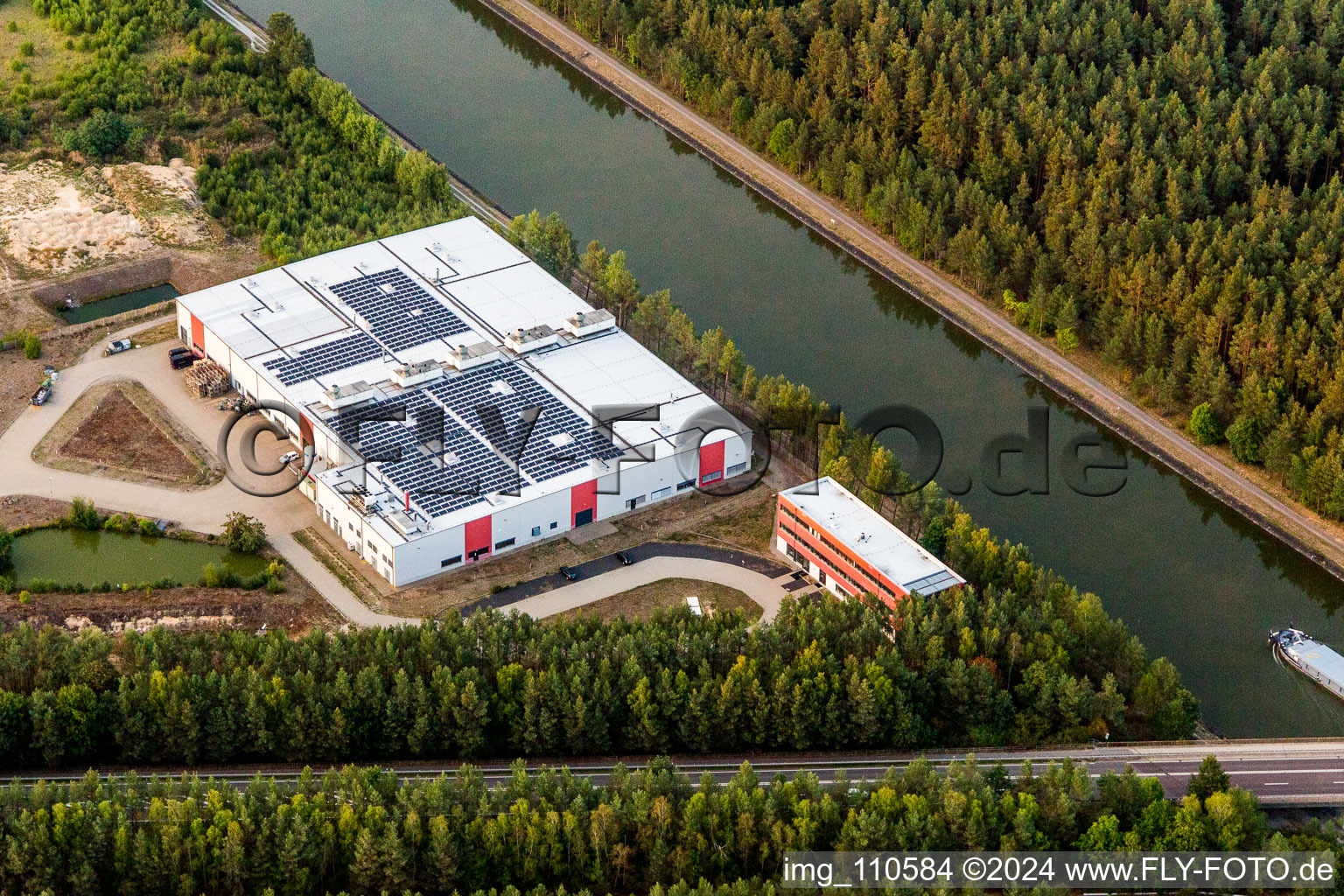 Gebäude und Produktionshallen auf dem Werksgelände Gummi-Waaren Compagnie AG in Lüneburg im Bundesland Niedersachsen, Deutschland