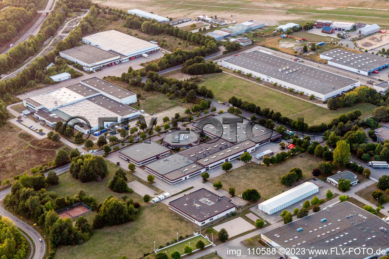 Luftaufnahme von Lüneburg, Industriegebiet zwischen Hafen und Flugplatz im Bundesland Niedersachsen, Deutschland