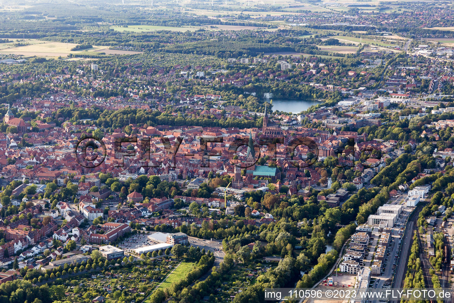 Altstadtbereich und Innenstadtzentrum in Lüneburg im Bundesland Niedersachsen, Deutschland von oben