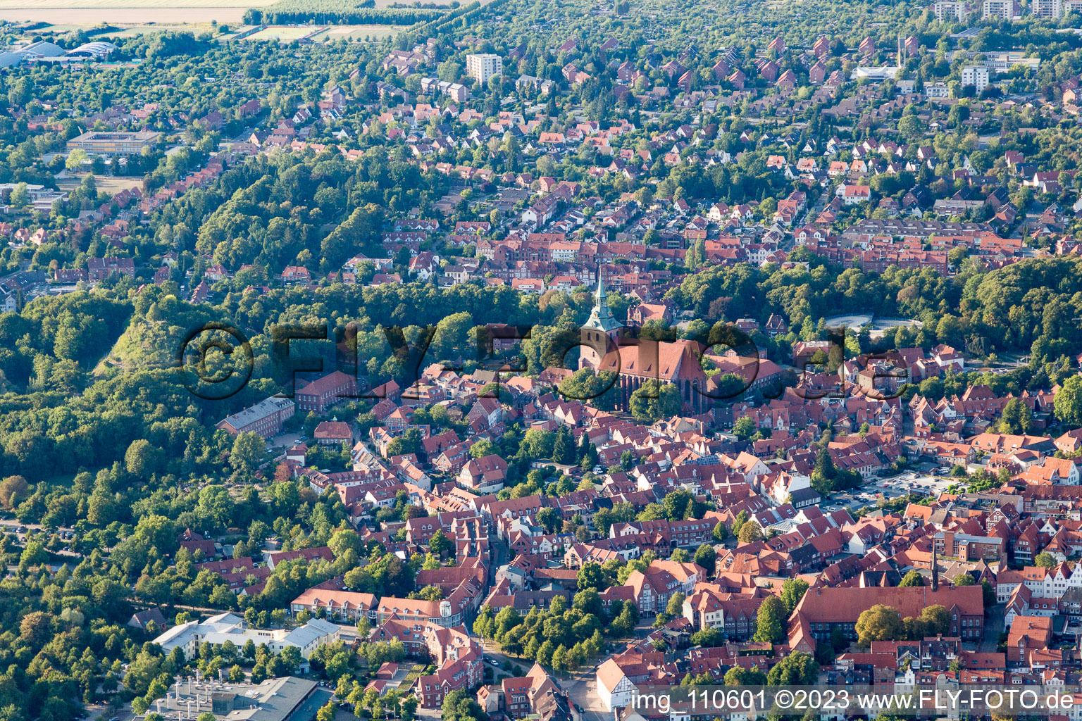 Altstadtbereich und Innenstadtzentrum in Lüneburg im Bundesland Niedersachsen, Deutschland aus der Luft