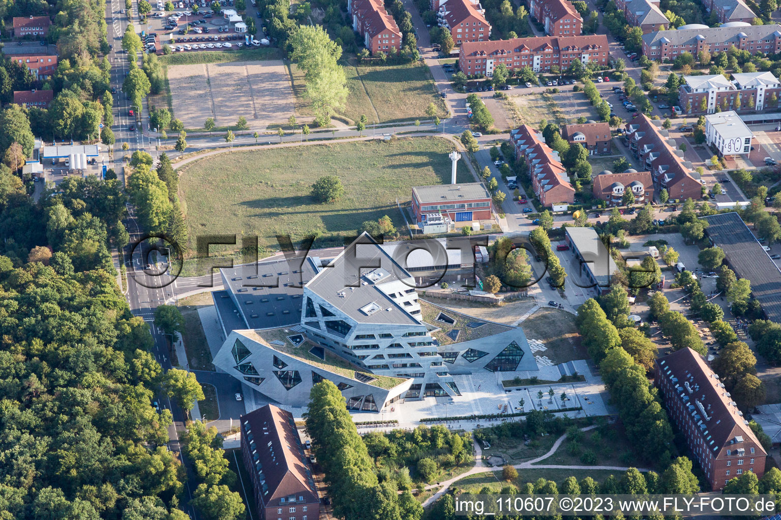 Luftbild von Campus- Universitäts- Bereich Zentralgebäude Leuphana Universität Lüneburg vom Architekt Libeskind in Lüneburg im Bundesland Niedersachsen, Deutschland