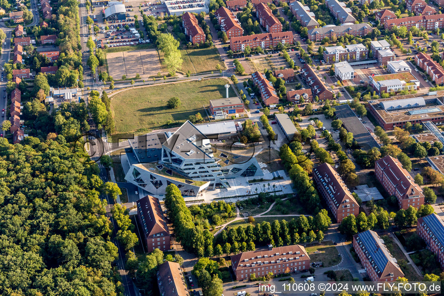 Luftaufnahme von Campus- Universitäts- Bereich Zentralgebäude Leuphana Universität Lüneburg vom Architekt Libeskind in Lüneburg im Bundesland Niedersachsen, Deutschland