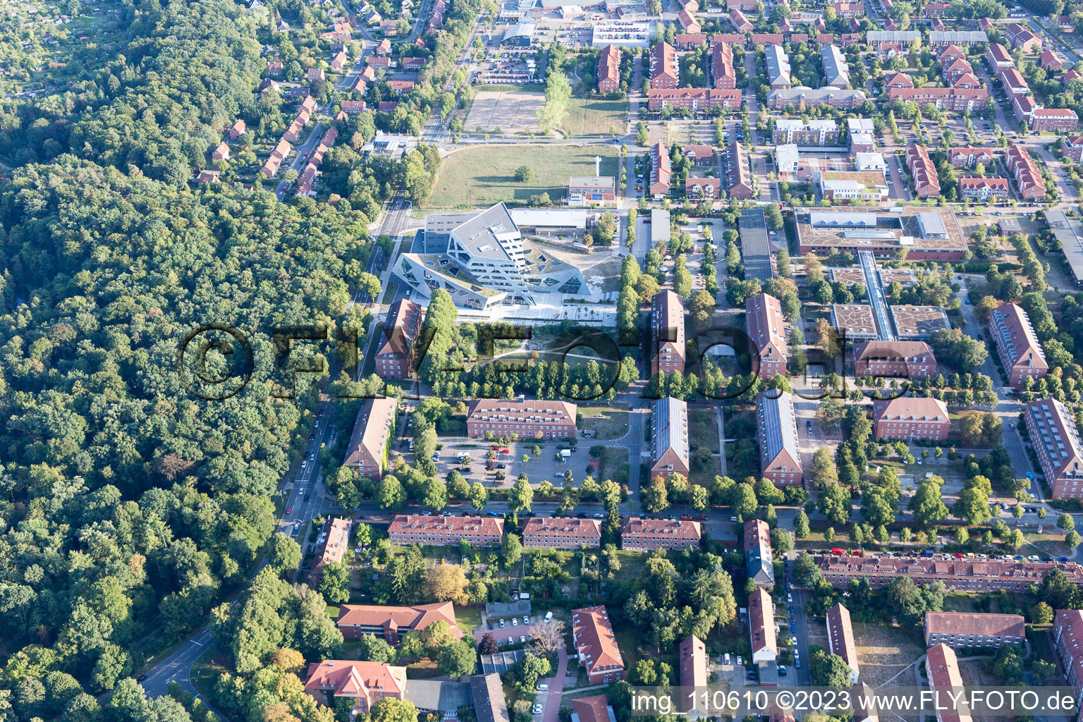 Schrägluftbild von Campus- Universitäts- Bereich Zentralgebäude Leuphana Universität Lüneburg vom Architekt Libeskind in Lüneburg im Bundesland Niedersachsen, Deutschland