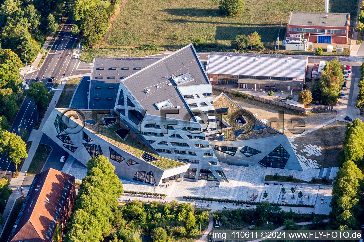 Campus- Universitäts- Bereich Zentralgebäude Leuphana Universität Lüneburg vom Architekt Libeskind in Lüneburg im Bundesland Niedersachsen, Deutschland von oben