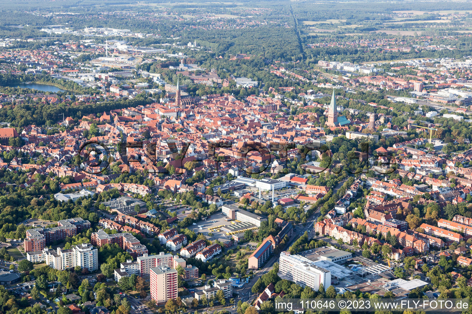 Altstadtbereich und Innenstadtzentrum in Lüneburg im Bundesland Niedersachsen, Deutschland aus der Vogelperspektive