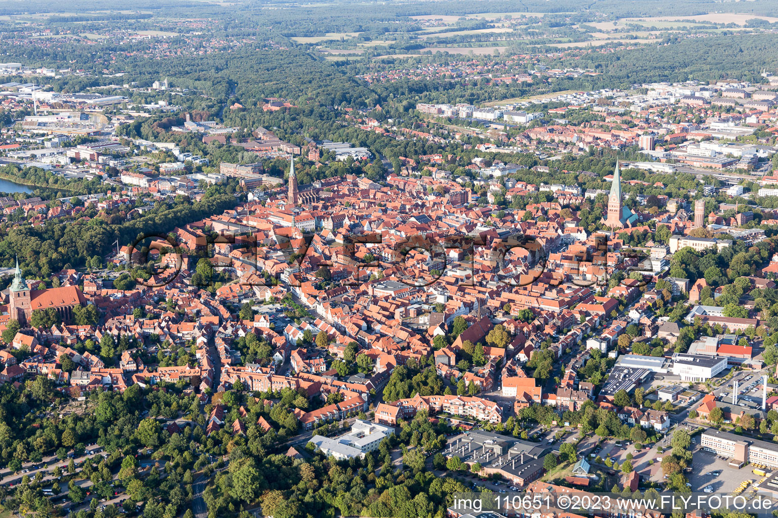 Altstadtbereich und Innenstadtzentrum in Lüneburg im Bundesland Niedersachsen, Deutschland aus der Luft betrachtet