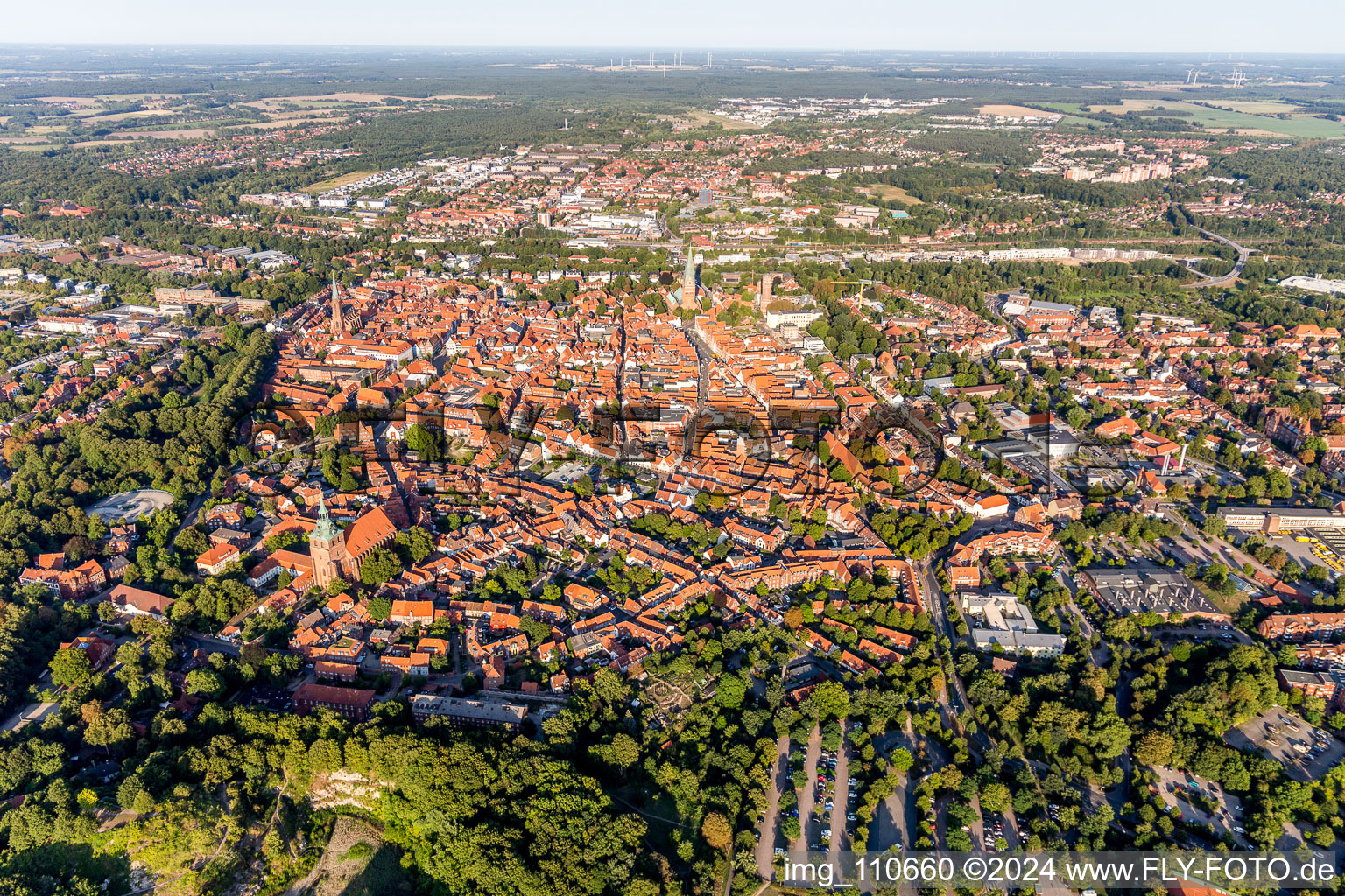 Drohnenbild von Altstadtbereich und Innenstadtzentrum in Lüneburg im Bundesland Niedersachsen, Deutschland