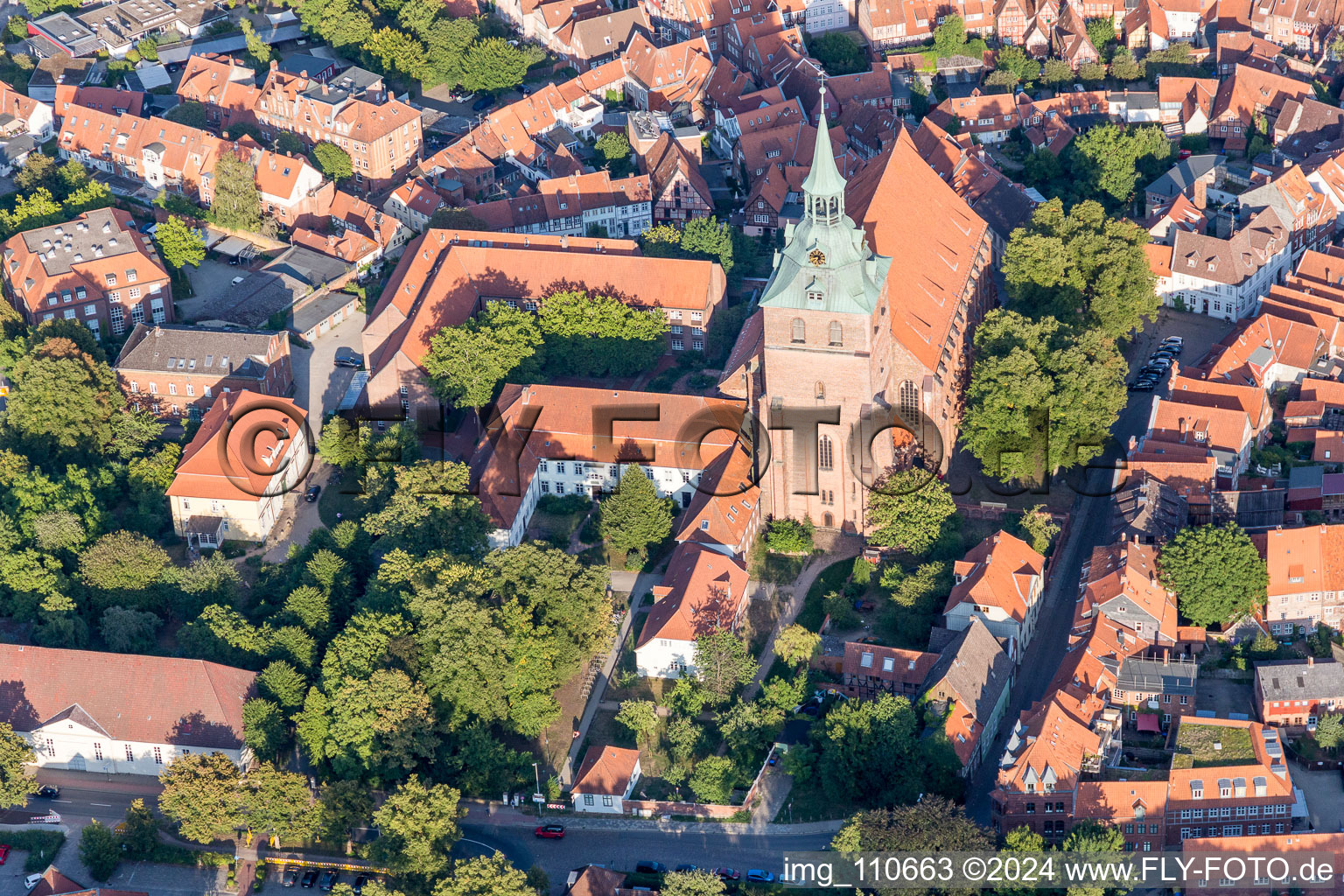 Luftbild von Kirchengebäude der St. Michaeliskirche in Lüneburg im Bundesland Niedersachsen, Deutschland
