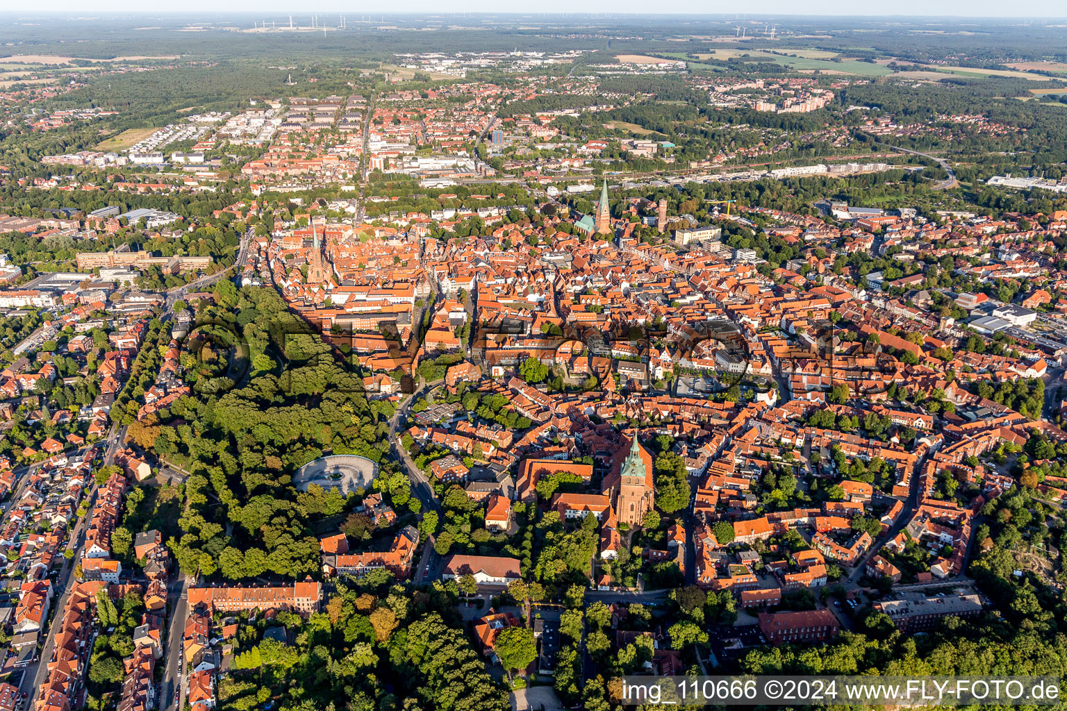 Altstadtbereich und Innenstadtzentrum in Lüneburg im Bundesland Niedersachsen, Deutschland aus der Drohnenperspektive