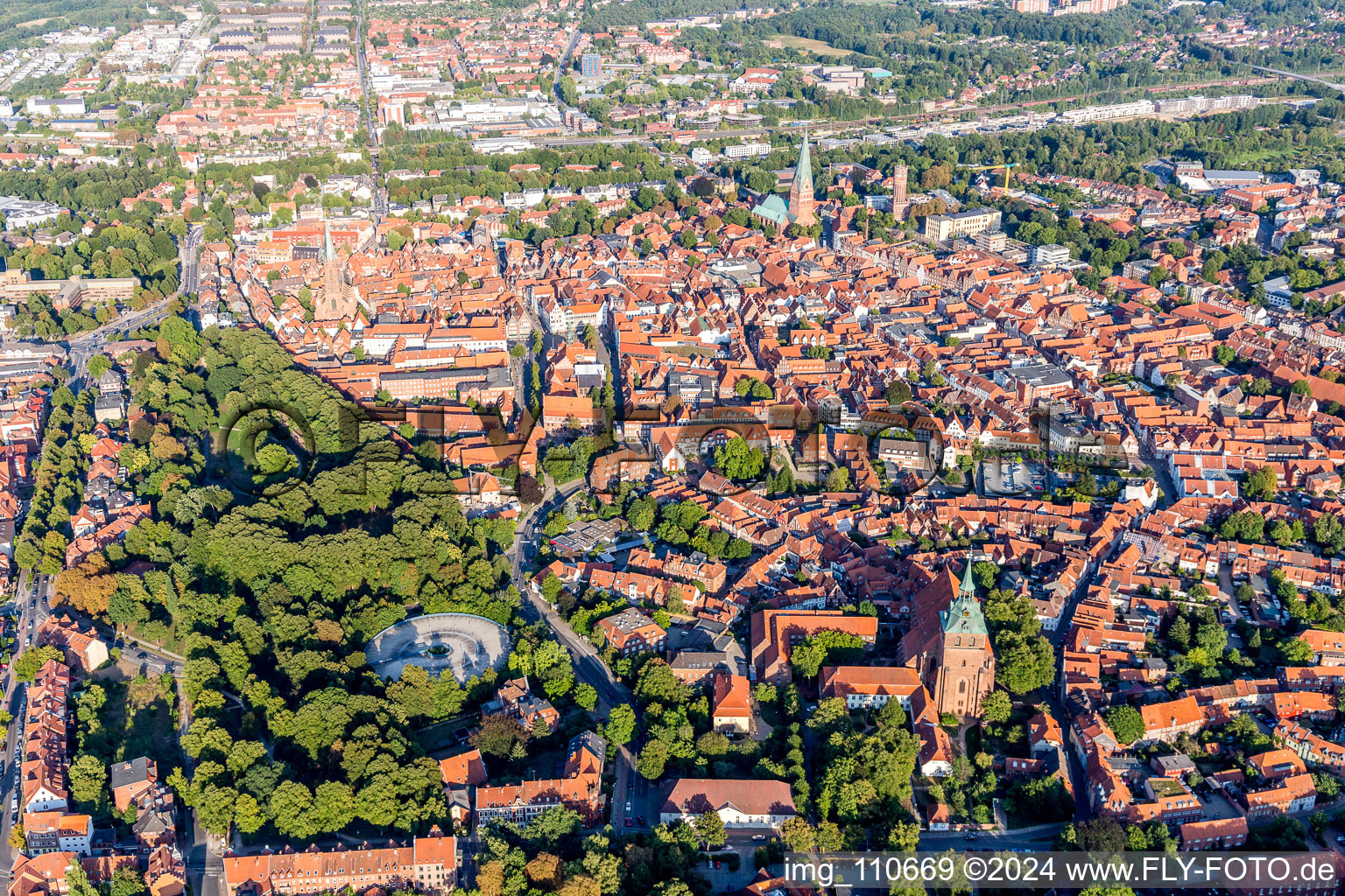 Altstadtbereich und Innenstadtzentrum in Lüneburg im Bundesland Niedersachsen, Deutschland von einer Drohne aus