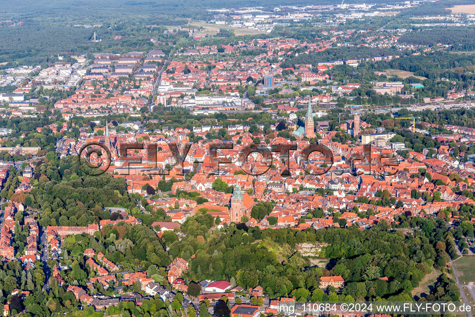 Luftbild von Altstadtbereich und Innenstadtzentrum in Lüneburg im Bundesland Niedersachsen, Deutschland