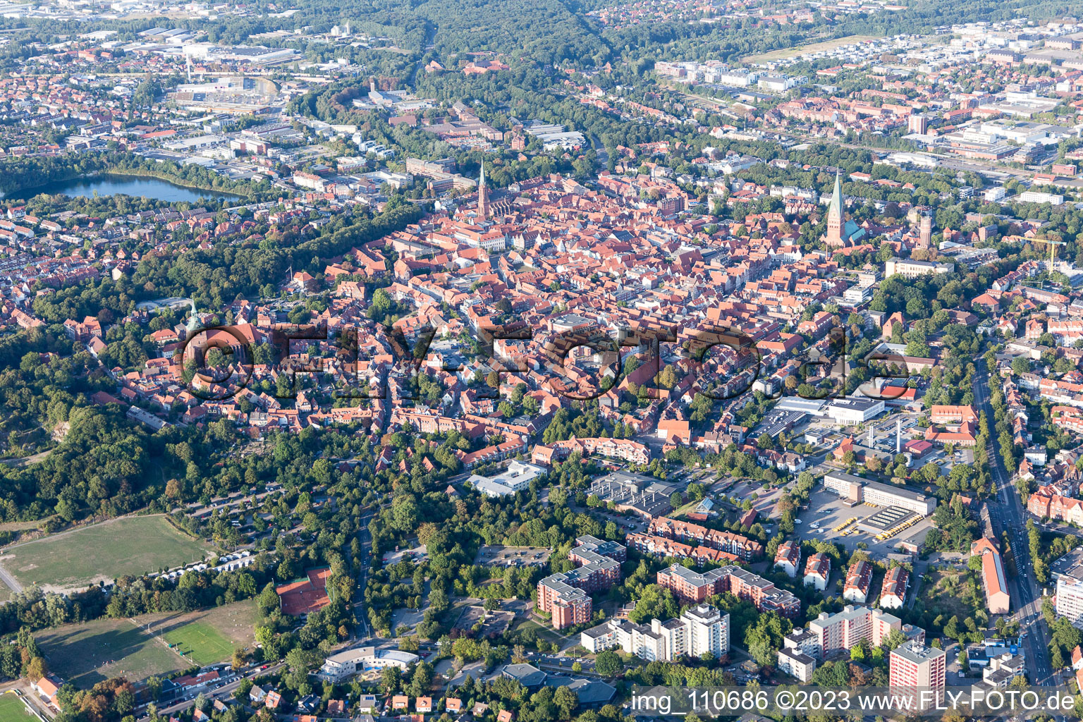 Schrägluftbild von Altstadtbereich und Innenstadtzentrum in Lüneburg im Bundesland Niedersachsen, Deutschland