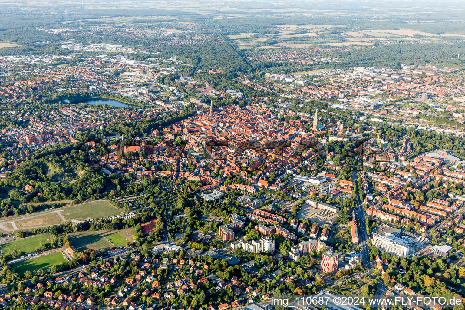 Altstadtbereich und Innenstadtzentrum in Lüneburg im Bundesland Niedersachsen, Deutschland von oben