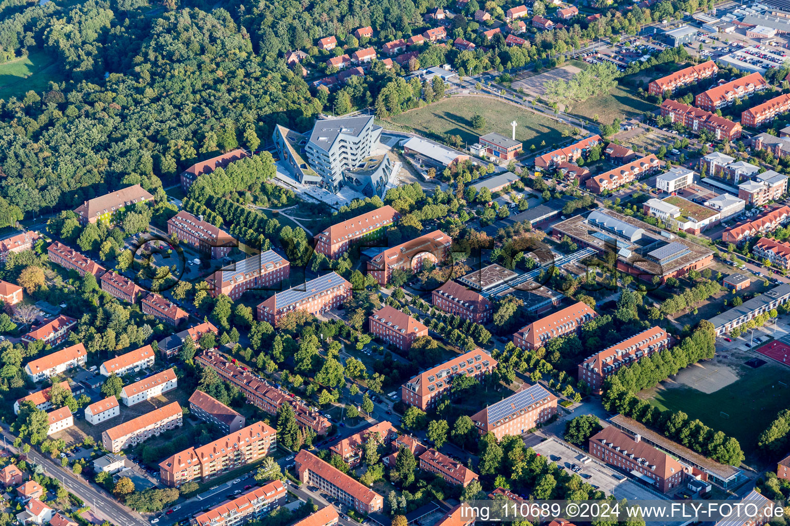Drohnenbild von Campus- Universitäts- Bereich Zentralgebäude Leuphana Universität Lüneburg vom Architekt Libeskind in Lüneburg im Bundesland Niedersachsen, Deutschland